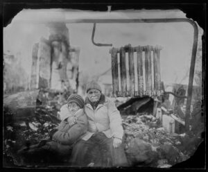 © Edward Kaprov, Anatoliy Michailovich et Vera Sergeevna sur les ruines de leur maison détruite, 2022